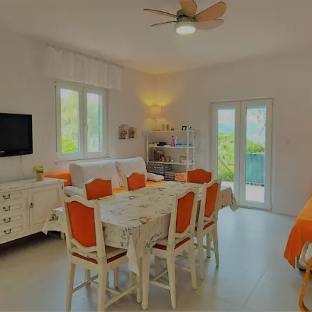 In With Sea View, Terrace, Wifi Apartament Slatine