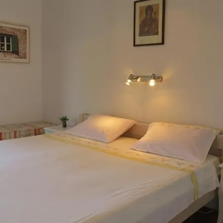 Apartament In With Sea View, Terrace, Wifi Slatine