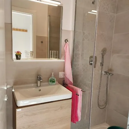 In With Sea View, Terrace, Wifi Slatine